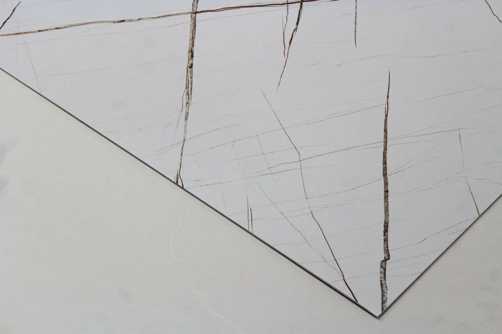 Wandpaneel marmerlook White Nero 280x120cm – Hoogglans