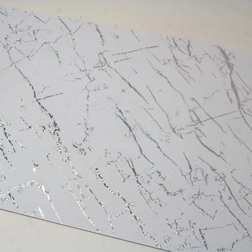 Marmerlook Wandpaneel Hoogglans Prismatic white 280x120cm – Hoogglans